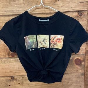 Cropped tshirt. Tie at bottom